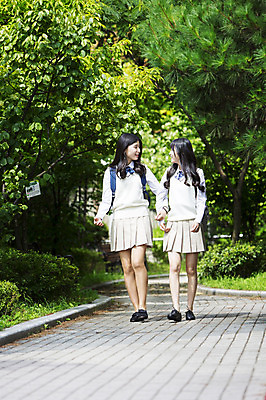 포토 JPG 주간 전신 학생 여학생 여자 교복 학교 청소년 고등학생 책가방 함께함 서기 웃음 사람 동양인 야외 두명 앞모습 10대 친구 마주보기 걷기 한국인 입학 등교 교정 여자만 십대만 십대여자만 국내포토 자연요소 옷 교육 뷰포인트 컨셉 가방 관계 모션 표정 인종 등하교 파일형식