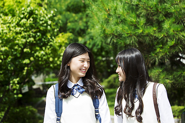포토 JPG 주간 학생 여학생 여자 교복 청소년 고등학생 책가방 함께함 웃음 사람 동양인 상반신 야외 두명 10대 친구 마주보기 한국인 입학 등교 여자만 십대만 십대여자만 국내포토 자연요소 옷 교육 컨셉 가방 관계 모션 표정 인종 등하교 파일형식