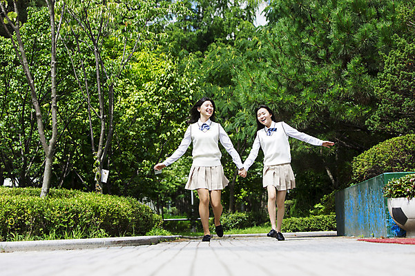 포토 JPG 주간 전신 학생 여학생 여자 교복 학교 청소년 고등학생 함께함 서기 웃음 사람 동양인 야외 두명 앞모습 10대 친구 달리기 손잡기 한국인 입학 교정 여자만 십대만 십대여자만 국내포토 자연요소 옷 교육 뷰포인트 컨셉 관계 모션 표정 인종 파일형식