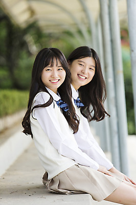 포토 JPG 주간 학생 여학생 여자 교복 학교 청소년 고등학생 함께함 웃음 사람 앉기 동양인 상반신 야외 두명 옆모습 아웃포커스 10대 친구 한국인 여자만 십대만 십대여자만 국내포토 자연요소 옷 교육 뷰포인트 컨셉 관계 모션 촬영기법 표정 인종 파일형식