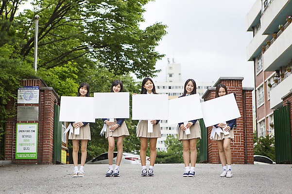 포토 JPG 주간 전신 학생 여학생 여자 교복 캠페인 학교 청소년 고등학생 고등학교 서기 웃음 들기 사람 동양인 여러명 야외 앞모습 10대 팻말 한국인 알림 어깨띠 여자만 십대만 십대여자만 국내포토 자연요소 옷 교육 뷰포인트 다수 모션 프레임 표정 인종 파일형식