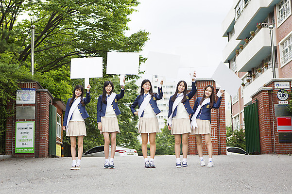 포토 JPG 주간 전신 학생 여학생 여자 교복 캠페인 학교 청소년 고등학생 고등학교 서기 들기 사람 동양인 여러명 야외 앞모습 10대 팻말 한국인 알림 어깨띠 여자만 십대만 십대여자만 국내포토 자연요소 옷 교육 뷰포인트 다수 모션 프레임 인종 파일형식