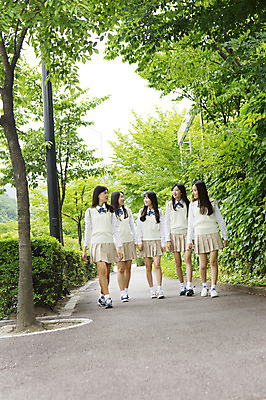 포토 JPG 주간 전신 학생 여학생 여자 교복 학교 청소년 고등학생 함께함 대화 서기 웃음 사람 동양인 여러명 야외 앞모습 10대 친구 마주보기 걷기 한국인 교정 여자만 십대만 십대여자만 국내포토 자연요소 옷 교육 뷰포인트 다수 컨셉 관계 모션 표정 말하기 인종 파일형식