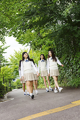 포토 JPG 주간 전신 학생 여학생 여자 교복 학교 청소년 고등학생 함께함 서기 웃음 사람 동양인 여러명 야외 10대 걷기 한국인 교정 여자만 십대만 십대여자만 국내포토 자연요소 옷 교육 다수 컨셉 모션 표정 인종 파일형식