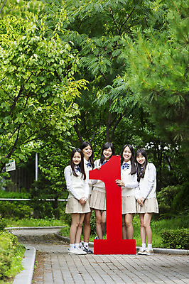 포토 JPG 주간 전신 1 학생 여학생 여자 교복 학교 청소년 고등학생 서기 웃음 사람 동양인 여러명 야외 10대 숫자 한국인 교정 여자만 십대만 십대여자만 국내포토 자연요소 문자 옷 교육 다수 모션 표정 인종 파일형식