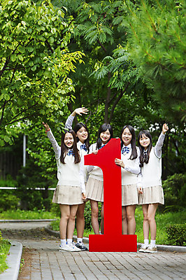 포토 JPG 주간 전신 1 학생 여학생 여자 교복 학교 청소년 고등학생 서기 웃음 사람 동양인 여러명 야외 10대 친구 숫자 손들기 한국인 교정 여자만 십대만 십대여자만 국내포토 자연요소 문자 옷 교육 다수 관계 모션 표정 인종 파일형식
