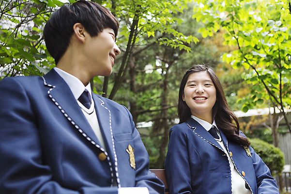 포토 JPG 주간 학생 여자 남자 교복 학교 청소년 고등학생 함께함 대화 웃음 사람 동양인 상반신 야외 두명 10대 마주보기 한국인 교정 십대만 국내포토 자연요소 옷 교육 컨셉 모션 표정 말하기 인종 파일형식