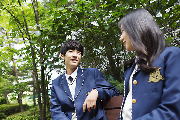 포토 JPG 주간 학생 여자 남자 교복 학교 청소년 고등학생 함께함 대화 웃음 사람 동양인 상반신 야외 두명 10대 마주보기 한국인 교정 십대만 국내포토 자연요소 옷 교육 컨셉 모션 표정 말하기 인종 파일형식