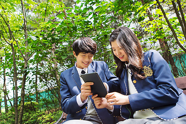 포토 JPG 주간 학생 여자 남자 교복 학교 청소년 고등학생 함께함 웃음 들기 사람 앉기 동양인 상반신 야외 두명 10대 태블릿 한국인 웹서핑 교정 십대만 국내포토 자연요소 옷 교육 컨셉 모션 표정 인종 전자제품 스마트기기 파일형식