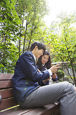 포토 JPG 주간 학생 여자 남자 교복 벤치 학교 청소년 고등학생 함께함 웃음 들기 사람 앉기 동양인 상반신 야외 두명 옆모습 10대 친구 태블릿 한국인 웹서핑 교정 십대만 국내포토 자연요소 옷 교육 뷰포인트 컨셉 의자 관계 모션 표정 인종 전자제품 스마트기기 파일형식