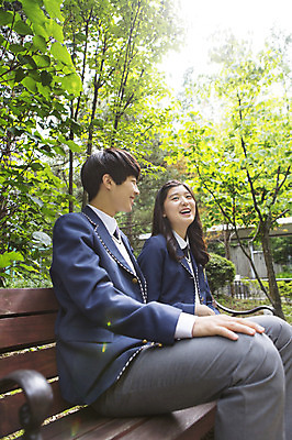 포토 JPG 주간 학생 여자 남자 교복 벤치 학교 청소년 고등학생 함께함 웃음 사람 앉기 동양인 상반신 야외 두명 옆모습 10대 친구 한국인 교정 십대만 국내포토 자연요소 옷 교육 뷰포인트 컨셉 의자 관계 모션 표정 인종 파일형식