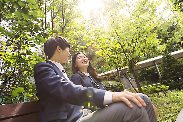 포토 JPG 주간 학생 여자 남자 교복 벤치 학교 청소년 고등학생 함께함 웃음 사람 앉기 동양인 상반신 야외 두명 10대 햇빛 한국인 교정 십대만 국내포토 자연요소 옷 교육 컨셉 의자 모션 표정 인종 태양 파일형식