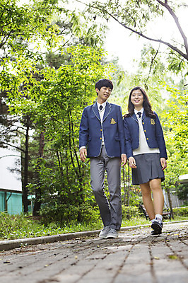 포토 JPG 주간 전신 학생 여자 남자 교복 학교 청소년 고등학생 함께함 서기 웃음 사람 동양인 야외 두명 앞모습 10대 걷기 한국인 교정 십대만 국내포토 자연요소 옷 교육 뷰포인트 컨셉 모션 표정 인종 파일형식