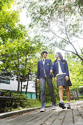 포토 JPG 주간 전신 학생 여자 남자 교복 학교 청소년 고등학생 함께함 대화 서기 웃음 사람 동양인 야외 두명 10대 친구 마주보기 걷기 한국인 교정 십대만 국내포토 자연요소 옷 교육 컨셉 관계 모션 표정 말하기 인종 파일형식