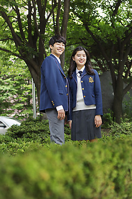 포토 JPG 주간 학생 여자 남자 교복 학교 청소년 고등학생 함께함 서기 웃음 사람 동양인 상반신 야외 두명 앞모습 옆모습 10대 친구 한국인 교정 십대만 국내포토 자연요소 옷 교육 뷰포인트 컨셉 관계 모션 표정 인종 파일형식
