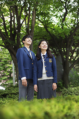 포토 JPG 주간 학생 여자 남자 교복 학교 청소년 고등학생 함께함 서기 웃음 사람 동양인 상반신 야외 두명 10대 친구 한국인 교정 십대만 국내포토 자연요소 옷 교육 컨셉 관계 모션 표정 인종 파일형식
