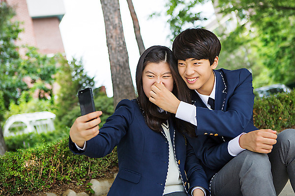 포토 JPG 주간 학생 여자 남자 교복 장난 청소년 고등학생 함께함 웃음 들기 사람 동양인 야외 두명 10대 친구 스마트폰 한국인 셀프카메라 십대만 국내포토 자연요소 옷 컨셉 관계 모션 표정 인종 핸드폰 스마트기기 사진촬영 파일형식
