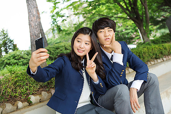 포토 JPG 주간 학생 여자 남자 교복 청소년 고등학생 함께함 웃음 들기 사람 앉기 동양인 손짓 상반신 야외 두명 10대 친구 스마트폰 한국인 셀프카메라 브이 십대만 국내포토 자연요소 옷 컨셉 관계 모션 표정 인종 핸드폰 스마트기기 사진촬영 파일형식