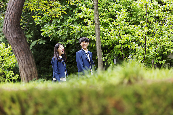 포토 JPG 주간 학생 여자 남자 교복 학교 청소년 고등학생 함께함 대화 웃음 사람 동양인 상반신 야외 두명 10대 친구 한국인 교정 십대만 국내포토 자연요소 옷 교육 컨셉 관계 표정 말하기 인종 파일형식