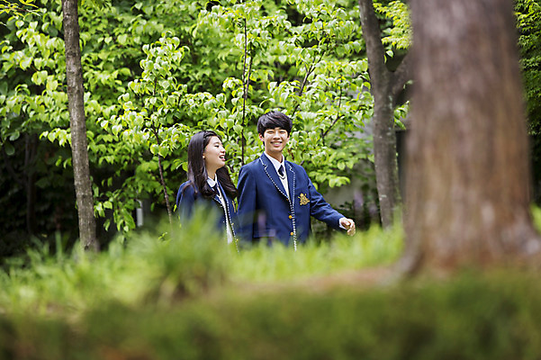 포토 JPG 주간 학생 여자 남자 교복 학교 청소년 고등학생 함께함 대화 웃음 사람 동양인 상반신 야외 두명 10대 친구 한국인 교정 십대만 국내포토 자연요소 옷 교육 컨셉 관계 표정 말하기 인종 파일형식