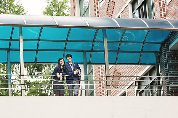 포토 JPG 주간 학생 여자 남자 교복 난간 학교 청소년 고등학생 함께함 고등학교 서기 웃음 사람 동양인 상반신 야외 두명 10대 친구 한국인 십대만 국내포토 자연요소 옷 교육 컨셉 관계 모션 표정 인종 파일형식