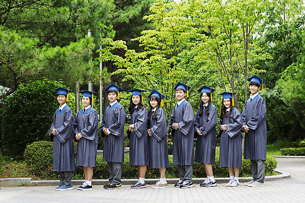 포토 JPG 주간 전신 학생 여자 남자 학사모 졸업 고등학생 함께함 서기 웃음 사람 동양인 여러명 야외 옆모습 10대 친구 한국인 졸업가운 손모으기 십대만 국내포토 자연요소 모자_잡화 교육 뷰포인트 다수 컨셉 관계 모션 청소년 표정 인종 손짓 가운 파일형식