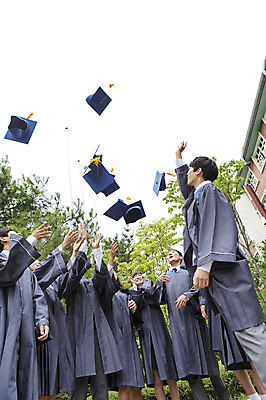 포토 JPG 주간 학생 학사모 졸업 고등학생 함께함 서기 사람 동양인 여러명 상반신 야외 10대 손들기 한국인 졸업가운 던지기 십대만 국내포토 자연요소 모자_잡화 교육 다수 컨셉 모션 청소년 인종 가운 파일형식