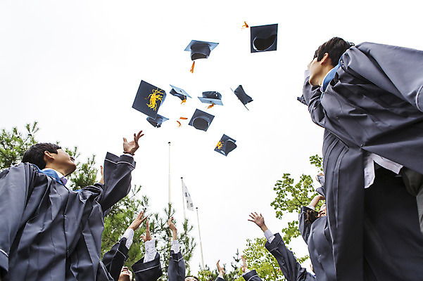 포토 JPG 주간 학생 로우앵글 학사모 졸업 고등학생 함께함 사람 여러명 상반신 야외 10대 손들기 졸업가운 던지기 십대만 국내포토 자연요소 모자_잡화 교육 뷰포인트 다수 컨셉 모션 청소년 가운 파일형식