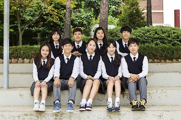 포토 JPG 주간 전신 학생 여자 남자 교복 학교 청소년 고등학생 함께함 고등학교 웃음 사람 앉기 동양인 여러명 상반신 야외 앞모습 10대 친구 한국인 십대만 국내포토 자연요소 옷 교육 뷰포인트 다수 컨셉 관계 모션 표정 인종 파일형식