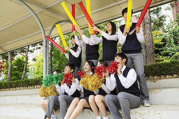 포토 JPG 주간 학생 여자 남자 교복 학교 응원 청소년 고등학생 고등학교 서기 웃음 들기 사람 앉기 동양인 여러명 상반신 야외 10대 친구 한국인 응원용품 막대풍선 응원수술 십대만 국내포토 자연요소 옷 교육 다수 관계 모션 표정 인종 오브젝트 풍선 파일형식