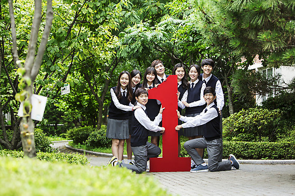 포토 JPG 주간 전신 1 학생 공원 여자 남자 교복 청소년 고등학생 서기 웃음 사람 앉기 동양인 여러명 상반신 야외 앞모습 옆모습 10대 친구 숫자 한국인 십대만 국내포토 자연요소 문자 옷 공공시설 뷰포인트 다수 관계 모션 표정 인종 파일형식
