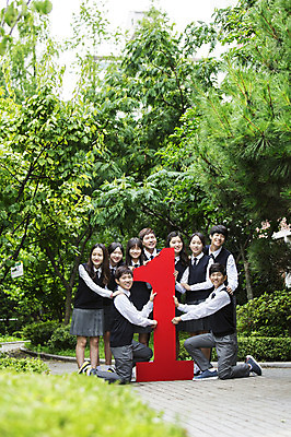 포토 JPG 주간 전신 1 학생 공원 여자 남자 교복 청소년 고등학생 서기 웃음 사람 앉기 동양인 여러명 상반신 야외 앞모습 옆모습 10대 친구 숫자 한국인 십대만 국내포토 자연요소 문자 옷 공공시설 뷰포인트 다수 관계 모션 표정 인종 파일형식