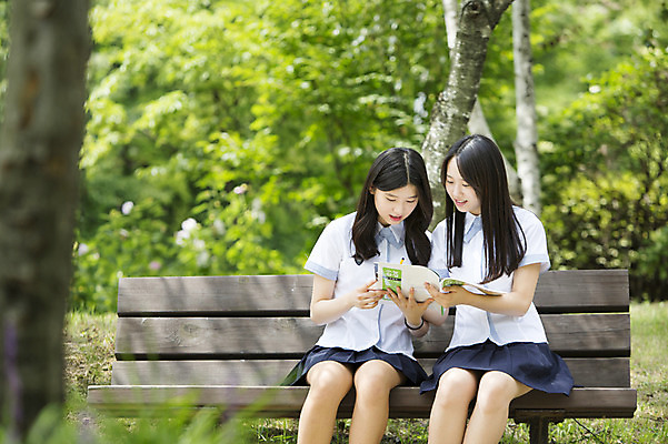 포토 JPG 주간 학생 공원 여자 교복 벤치 청소년 고등학생 함께함 들기 사람 앉기 동양인 상반신 야외 두명 앞모습 10대 책 친구 한국인 여자만 십대만 십대여자만 국내포토 자연요소 옷 공공시설 뷰포인트 컨셉 의자 관계 모션 인종 파일형식