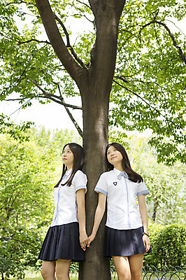 포토 JPG 주간 나무 학생 공원 여자 교복 청소년 고등학생 함께함 서기 사람 동양인 상반신 야외 두명 10대 친구 손잡기 한국인 여자만 십대만 십대여자만 국내포토 자연요소 식물 옷 공공시설 컨셉 관계 모션 인종 파일형식