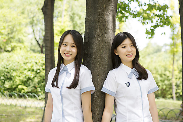 포토 JPG 주간 나무 학생 공원 여자 교복 청소년 고등학생 함께함 웃음 사람 동양인 상반신 야외 두명 10대 친구 기댐 한국인 여자만 십대만 십대여자만 국내포토 자연요소 식물 옷 공공시설 컨셉 관계 모션 표정 인종 파일형식