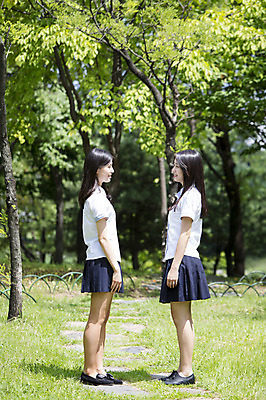 포토 JPG 주간 전신 학생 공원 여자 교복 청소년 고등학생 함께함 서기 웃음 사람 동양인 야외 두명 옆모습 10대 친구 마주보기 한국인 여자만 십대만 십대여자만 국내포토 자연요소 옷 공공시설 뷰포인트 컨셉 관계 모션 표정 인종 파일형식