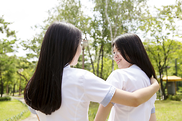 포토 JPG 주간 학생 공원 여자 교복 안기 청소년 고등학생 어깨동무 함께함 웃음 사람 동양인 상반신 야외 두명 10대 친구 마주보기 한국인 여자만 십대만 십대여자만 국내포토 자연요소 옷 공공시설 포즈 컨셉 관계 모션 표정 인종 파일형식