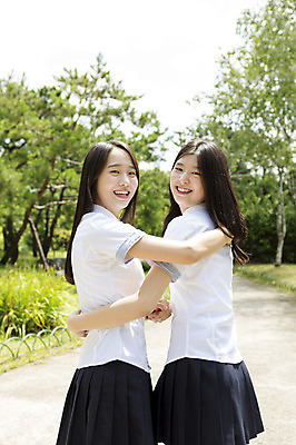 포토 JPG 주간 학생 공원 여자 교복 포옹 청소년 고등학생 함께함 웃음 사람 동양인 상반신 야외 두명 뒷모습 10대 친구 한국인 뒤돌아보기 여자만 십대만 십대여자만 국내포토 자연요소 옷 공공시설 뷰포인트 컨셉 관계 안기 모션 표정 인종 파일형식