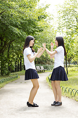 포토 JPG 주간 전신 학생 공원 여자 교복 청소년 고등학생 함께함 서기 웃음 사람 동양인 손짓 야외 두명 옆모습 10대 친구 마주보기 산책 한국인 손뼉 여자만 십대만 십대여자만 국내포토 자연요소 옷 공공시설 뷰포인트 컨셉 관계 모션 휴식 표정 인종 파일형식