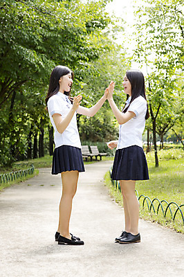 포토 JPG 주간 전신 학생 공원 여자 교복 청소년 고등학생 함께함 서기 웃음 사람 동양인 손짓 야외 두명 옆모습 10대 친구 마주보기 산책 한국인 손뼉 여자만 십대만 십대여자만 국내포토 자연요소 옷 공공시설 뷰포인트 컨셉 관계 모션 휴식 표정 인종 파일형식