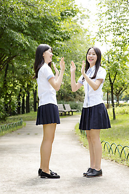 포토 JPG 주간 전신 학생 공원 여자 교복 청소년 고등학생 함께함 서기 웃음 사람 동양인 손짓 야외 두명 옆모습 10대 친구 산책 한국인 손뼉 여자만 십대만 십대여자만 국내포토 자연요소 옷 공공시설 뷰포인트 컨셉 관계 모션 휴식 표정 인종 파일형식