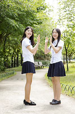 포토 JPG 주간 전신 학생 공원 여자 교복 청소년 고등학생 함께함 서기 웃음 사람 동양인 손짓 야외 두명 옆모습 10대 친구 산책 한국인 손뼉 여자만 십대만 십대여자만 국내포토 자연요소 옷 공공시설 뷰포인트 컨셉 관계 모션 휴식 표정 인종 파일형식