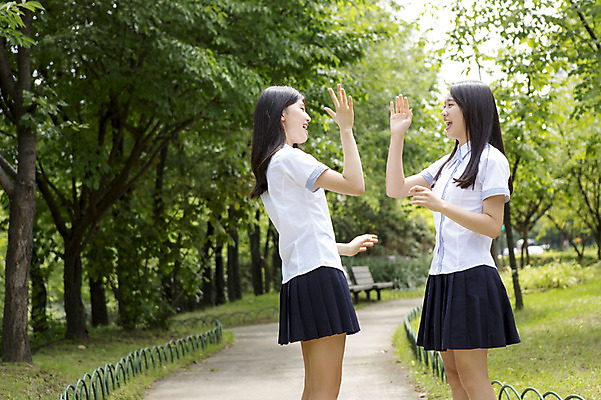 포토 JPG 주간 학생 공원 여자 교복 청소년 고등학생 함께함 서기 웃음 사람 동양인 손짓 상반신 야외 두명 옆모습 10대 친구 마주보기 산책 한국인 손뼉 여자만 십대만 십대여자만 국내포토 자연요소 옷 공공시설 뷰포인트 컨셉 관계 모션 휴식 표정 인종 파일형식