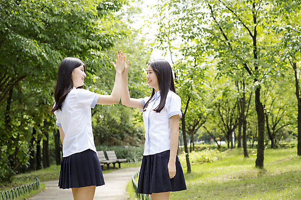 포토 JPG 주간 학생 공원 여자 교복 청소년 고등학생 함께함 서기 웃음 사람 동양인 손짓 상반신 야외 두명 옆모습 10대 친구 마주보기 산책 한국인 손뼉 여자만 십대만 십대여자만 국내포토 자연요소 옷 공공시설 뷰포인트 컨셉 관계 모션 휴식 표정 인종 파일형식