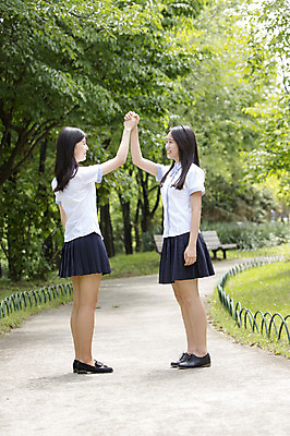 포토 JPG 주간 전신 학생 공원 여자 교복 청소년 고등학생 함께함 서기 웃음 사람 동양인 야외 두명 옆모습 10대 친구 마주보기 손잡기 산책 한국인 여자만 십대만 십대여자만 국내포토 자연요소 옷 공공시설 뷰포인트 컨셉 관계 모션 휴식 표정 인종 파일형식