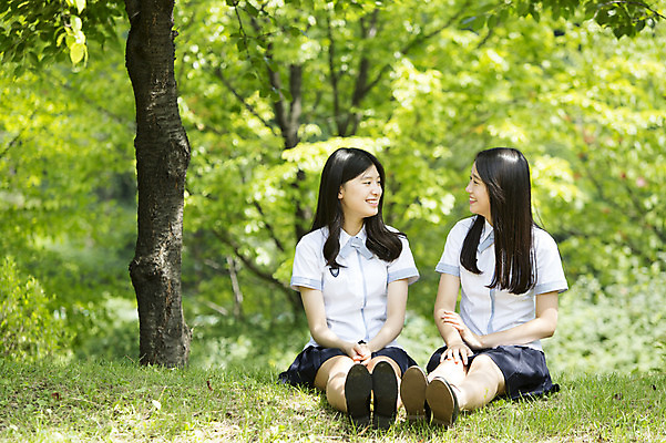 포토 JPG 주간 전신 나무 학생 공원 여자 교복 청소년 고등학생 휴식 함께함 웃음 사람 앉기 동양인 잔디 야외 두명 앞모습 10대 친구 마주보기 산책 한국인 여자만 십대만 십대여자만 국내포토 자연요소 식물 옷 공공시설 뷰포인트 컨셉 관계 모션 표정 인종 파일형식