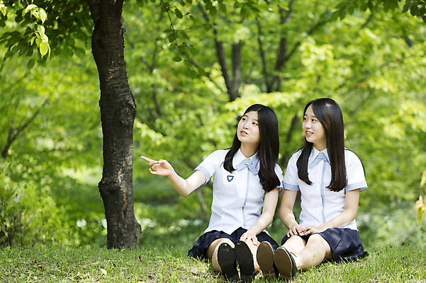 포토 JPG 주간 전신 나무 학생 공원 여자 교복 청소년 고등학생 휴식 함께함 사람 앉기 동양인 손짓 잔디 야외 두명 10대 친구 산책 한국인 가리킴 여자만 십대만 십대여자만 국내포토 자연요소 식물 옷 공공시설 컨셉 관계 모션 인종 파일형식