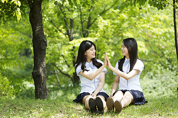 포토 JPG 주간 전신 나무 학생 공원 여자 교복 청소년 고등학생 휴식 함께함 웃음 사람 앉기 동양인 손짓 잔디 야외 두명 앞모습 10대 친구 마주보기 산책 한국인 손뼉 여자만 십대만 십대여자만 국내포토 자연요소 식물 옷 공공시설 뷰포인트 컨셉 관계 모션 표정 인종 파일형식