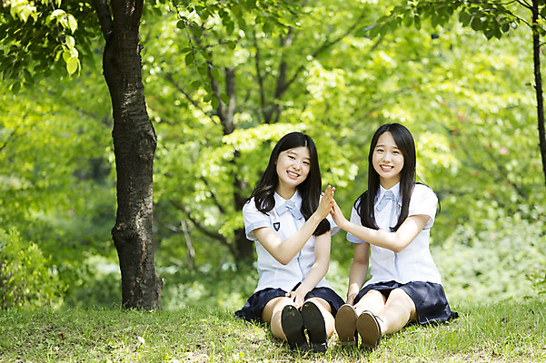 포토 JPG 주간 전신 나무 학생 공원 여자 교복 청소년 고등학생 휴식 함께함 웃음 사람 앉기 동양인 손짓 잔디 야외 두명 앞모습 10대 친구 산책 한국인 손뼉 여자만 십대만 십대여자만 국내포토 자연요소 식물 옷 공공시설 뷰포인트 컨셉 관계 모션 표정 인종 파일형식