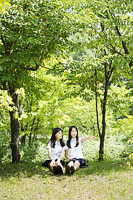 포토 JPG 주간 나무 학생 공원 여자 교복 청소년 고등학생 휴식 함께함 웃음 사람 앉기 동양인 손짓 잔디 야외 두명 앞모습 10대 친구 산책 한국인 가리킴 입학 여자만 십대만 십대여자만 국내포토 자연요소 식물 옷 공공시설 교육 뷰포인트 컨셉 관계 모션 표정 인종 파일형식